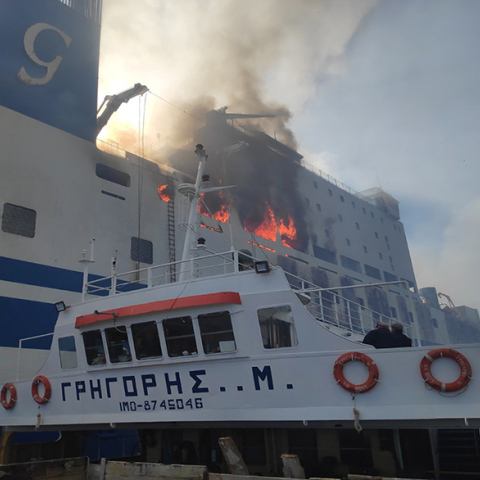 Φωτογραφία από την Πυροσβεστική Υπηρεσία από την προσπάθεια κατάσβεσης της πυρκαγιάς στο πλοίο «EUROFERRY OLYMPIA»