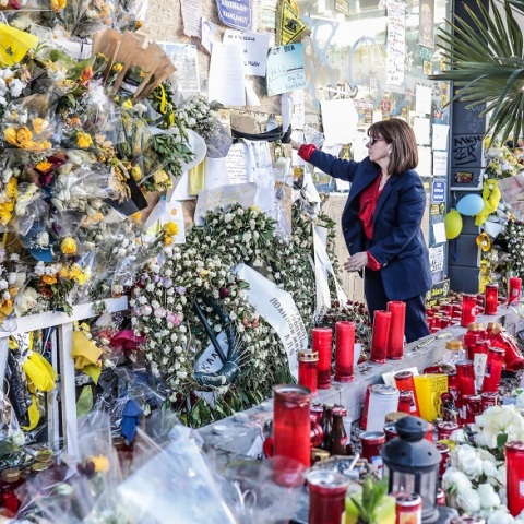 Ένα λουλούδι από την ΠτΔ Κ. Σακελλαροπούλου στον τόπο δολοφονίας του 19χρονου Άλκη Καμπανού