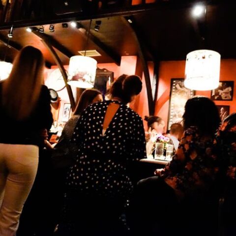 Επιστρέφουν οι όρθιοι σε εστίαση και διασκέδαση 