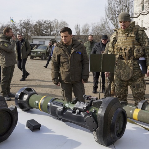 Ο πρόεδρος της Ουκρανίας Volodymyr Zelensky κατά τη διάρκεια επίσκεψης κοντά στην πόλη Ντόνετσκ που ελέγχεται από φιλορώσους μαχητές