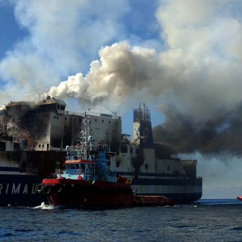 Euroferry Olympia: Ρυμουλκείται σε ασφαλές αγκυροβόλιο
