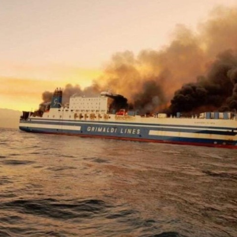 Το φλεγόμενο πλοίο Euroferry Olympia