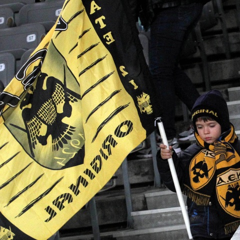 ΠΑΕ ΑΕΚ: Επίθεση με μαχαίρι σε νεαρό ποδοσφαιριστή της Κ15 από οπαδό αντίπαλης ομάδας καταγγέλλει ο σύλλογος.