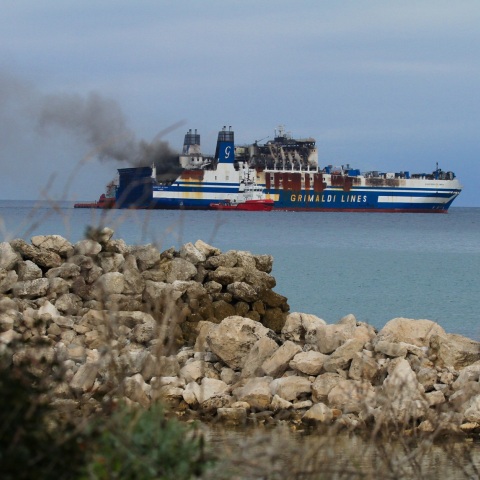 Euroferry Olympia: 58χρονος Έλληνας ο νεκρός που εντοπίστηκε στο γκαράζ του φλεγόμενου πλοίου – Αναγνωρίστηκε από τους οικείους του.  