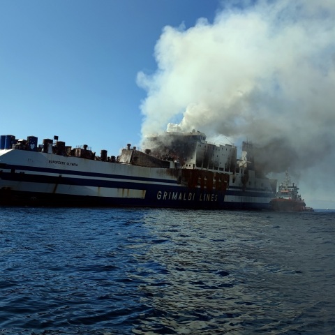 Πυρκαγιά στο Euroferry Olympia: Συνεχίζεται η επιχείρηση πυρόσβεσης - Εντοπίστηκε ζωντανός επιβάτης εντός του πλοίου.