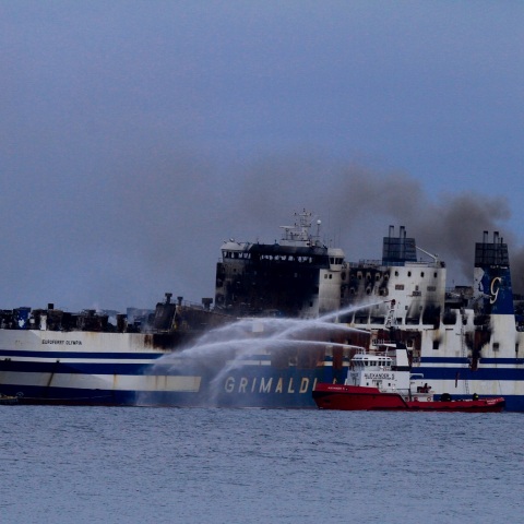 Euroferry Olympia: Βρέθηκε νεκρός από τις σωστικές ομάδες ένας από τους αγνοούμενους του πλοίου που συνεχίζει να φλέγεται - Η ανακοίνωση της Πυροσβεστικής. 