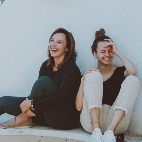 Δυο κορίτσια γελάνε.