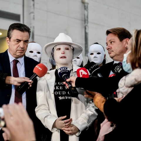 Ιωάννα Παλιοσπύρου: Απαντά πότε θα δείξει το πρόσωπό της και μιλά για τον δύσκολο αγώνα που δίνει μετά την επίθεση με βιτριόλι. 