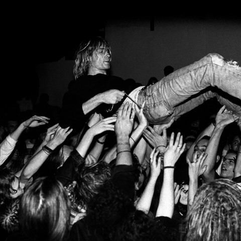 O Kurt Cobain στα χέρια θαυμαστών κατά τη διάρκεια συναυλίας των Nirvana