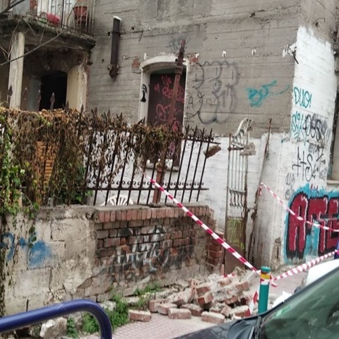 Λάρισα: Τραγικό τέλος βρήκε το πρωί της Κυριακής 22χρονος φοιτητής, όταν καταπλακώθηκε από τοίχο που κατέρρευσε – Οι πρώτες πληροφορίες για το περιστατικό. 