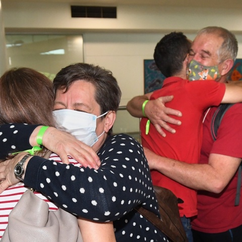 Πολίτες συναντούν και πάλι τις οικογένειες τους στην Αυστραλία- Μετά το άνοιγμα των συνόρων δίνουν την πρώτη αγκαλιά έπειτα από σχεδόν δύο χρόνια