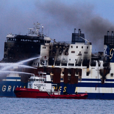 Euroferry Olympia: Το πλοίο παραμένει έξω από την Κέρκυρα - Πυροσβεστικά σκάφη στην επιχείρηση κατάσβεσης της φωτιάς