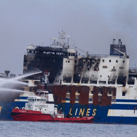 Euroferry Olympia: Πυροσβεστικά σκάφη ρίχνουν νερό στο πλοίο που πήρε φωτιά τα ξημερώματα της Παρασκευής (18/2)