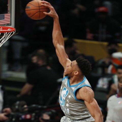 Ο Γιάννης Αντετοκούνμπο σε κάρφωμα στο All Star Game του NBA