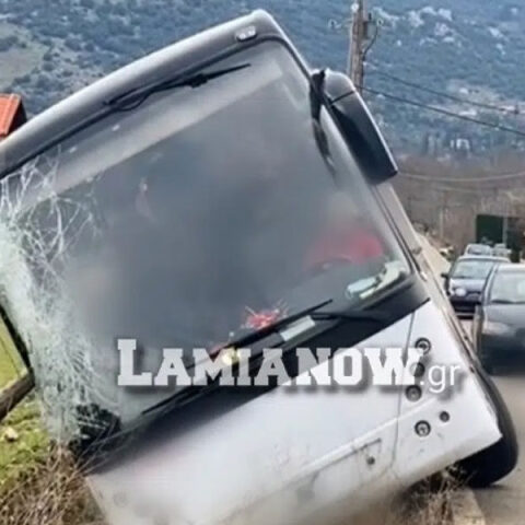 Ζημιές σε τουριστικό λεωφορείο που έπεσε σε κολώνα της ΔΕΗ στη Λαμία - Οι επιβάτες βγήκαν από παρμπρίζ