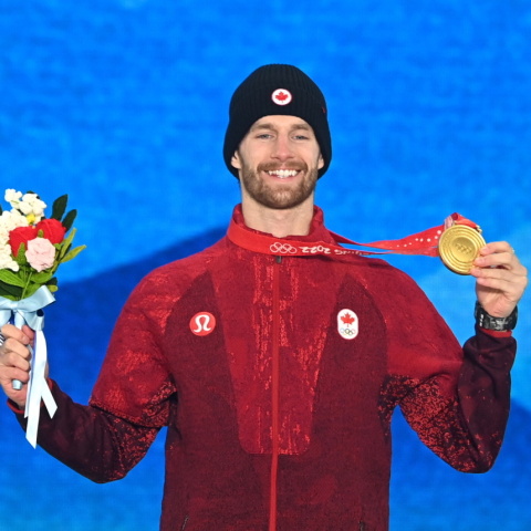 Ο Μαξ Παρό ποζάρει με το χρυσό μετάλλιο. 