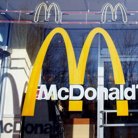 McDonald’s: Αντιπαράθεση για τις συνθήκες διαβίωσης των χοίρων