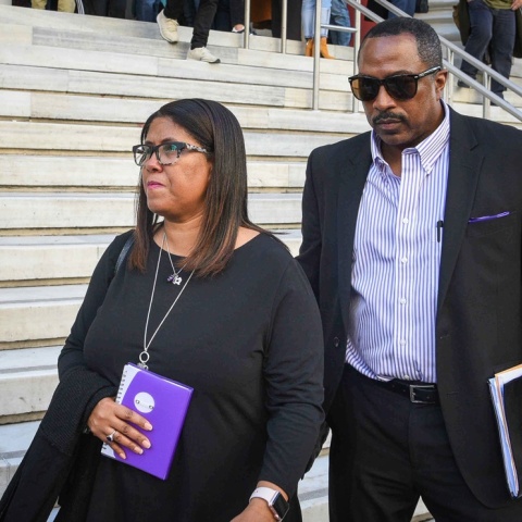 Οι γονείς του Μπακαρί Χέντερσον κατά την άφιξή του στο δικαστήριο σε προηγούμενη δίκη για τη δολοφονία του στη Ζάκυνθο