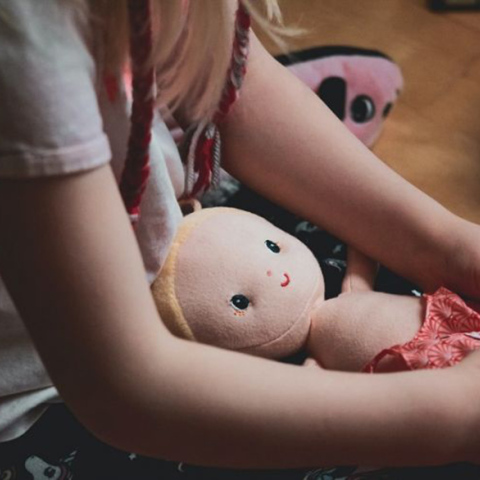 Παιδί με κούκλα στα χέρια