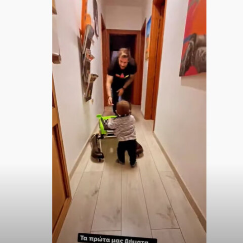 Ο Άκης Πετρετζίκης βλέπει τον γιο του να κάνει τα πρώτα του βήματα