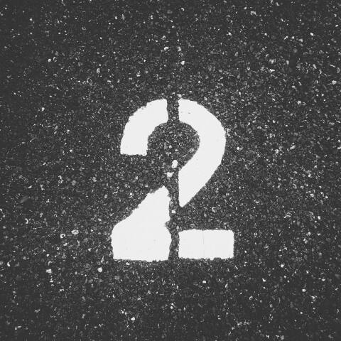 Ο αριθμός 2 ζωγραφισμένος στο οδόστρωμα 