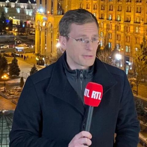 Viral δημοσιογράφος μεταδίδει το Ουκρανικό σε έξι γλώσσες (video)