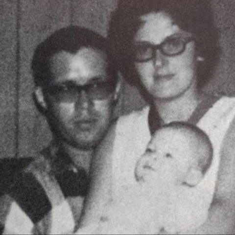 Η Γουανέτ Χόιτ, με τον Τιμ και ένα από τα παιδιά τους. 