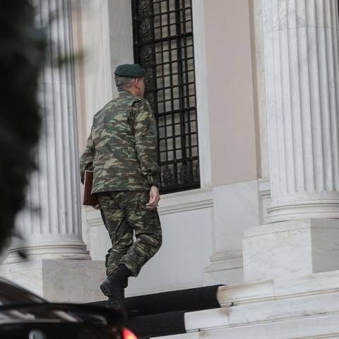 Ο στρατηγός Φλώρος εισέρχεται στο Μέγαρο Μαξίμου για τη συνεδρίαση του ΚΥΣΕΑ