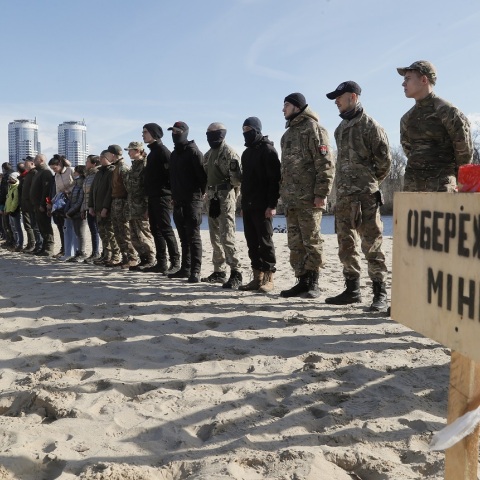 Ουκρανοί ετοιμάζονται να λάβουν μέρος σε στρατιωτική άσκηση στο Κίεβο