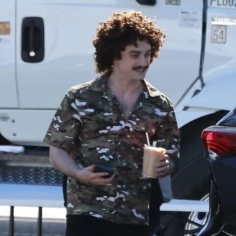 Ο Ντάνιελ Ράντκλιφ αγνώριστος ως Αλ Γιάνκοβιτς στα γυρίσματα της ταινίας «Weird: The Al Yankovic Story»