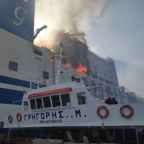 Euroferry Olympia: Φωτογραφία από την επιχείρηση κατάσβεσης της φωτιάς στο πλοίο