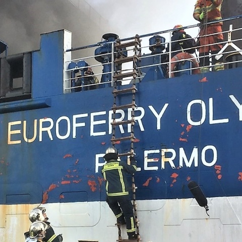 Πυροσβέστες και άνδρες της ΕΜΑΚ στο πλοίο Euroferry Olympia κατά τη διάρκεια επιχείρησης για τον εντοπισμό των 10 αγνοουμένων. 
