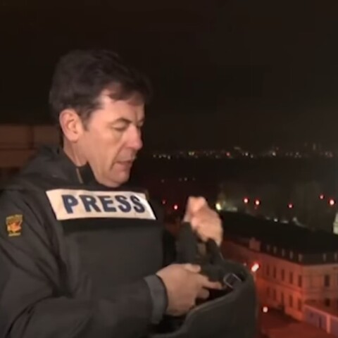 Δημοσιογράφος του CNN στην Ουκρανία φορά το κράνος του σε ζωντανή σύνδεση