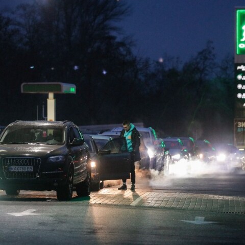 Ουκρανοί πολίτες βάζουν βενζίνη και φεύγουν από την χώρα τους