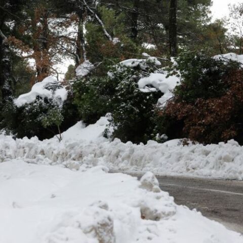Κλειστή η Λεωφόρος Πάρνηθας λόγω χιονόπτωσης
