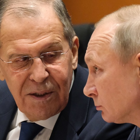 FT: «Πάγωμα» των περιουσιακών στοιχείων του Πούτιν και του Λαβρόφ, σχεδιάζει η Ε.Ε.