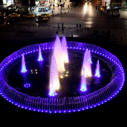 ΦΩΤΑΓΩΓΗΜΕΝΟ ΤΟ ΣΥΝΤΡΙΒΑΝΙ ΤΗΣ ΟΜΟΝΟΙΑΣ ΚΑΙ Η ΤΕΧΝΟΠΟΛΗ ΜΕ ΤΑ ΧΡΩΜΑΤΑ ΤΗΣ ΣΗΜΑΙΑΣ ΤΗΣ ΟΥΚΡΑΝΙΑΣ (ΓΙΑΝΝΗΣ ΠΑΝΑΓΟΠΟΥΛΟΣ / EUROKINISSI)