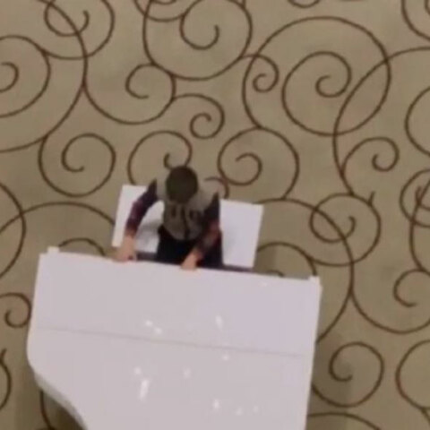 Το αγόρι στην Ουκρανία που παίζει πιάνο σε ξενοδοχείο στο Χάρκοβο, ενώ μαίνεται ο πόλεμος