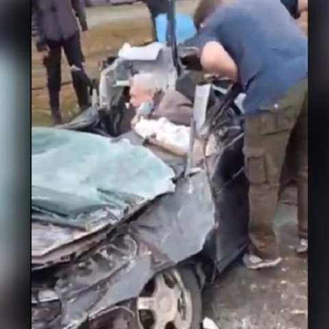 Πόλεμος στην Ουκρανία: Ρωσικό άρμα μάχης «λιώνει» αυτοκίνητο πολίτη ο οποίος απεγκλωβίζεται σώος.