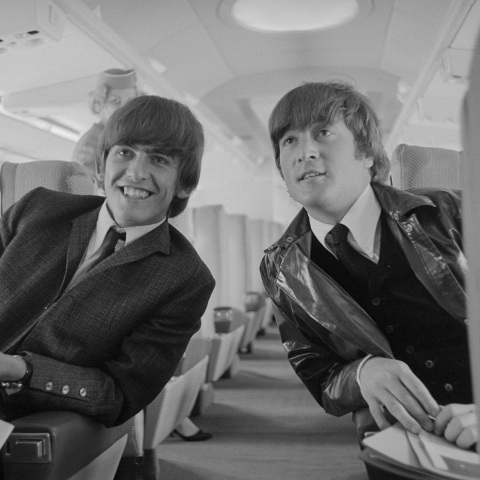 O George Harrison και ο John Lennon, στο αεροπλάνο πριν απογειωθούν από το Λος Άντζελες για το Λονδίνο, επιστρέφοντας από διακοπές τριών εβδομάδων στην Ταϊτή 