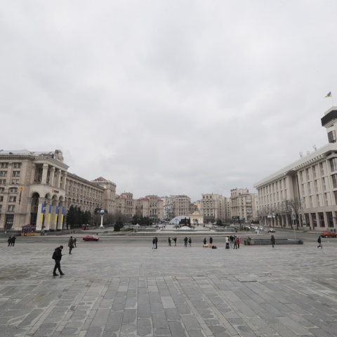 Άδεια πλατεία στο Κίεβο μετά την επιβολή στρατιωτικού νόμου στην Ουκρανία