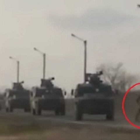 Ουκρανία: Η στιγμή που πολίτης μπαίνει μπροστά από τα ρωσικά τανκ για να τα εμποδίσει
