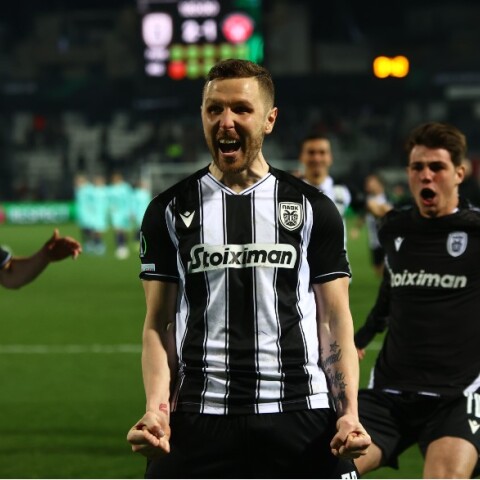 Οι παίκτες του ΠΑΟΚ πανηγυρίζουν την πρόκριση επί της Μίντιλαντ