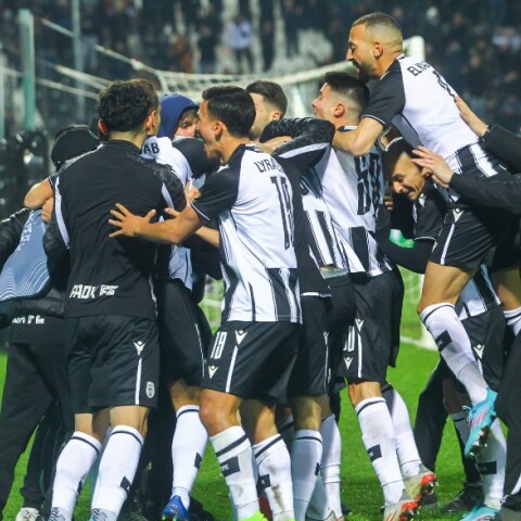 Οι παίκτες του ΠΑΟΚ πανηγυρίζουν την πρόκριση επί της Μίντιλαντ