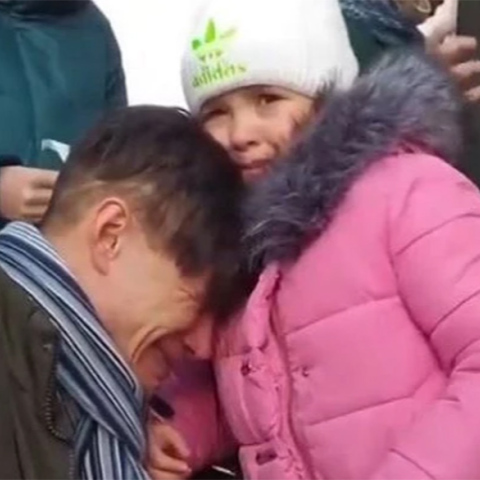 Ουκρανία: Πατέρας αποχαιρετά την κόρη του