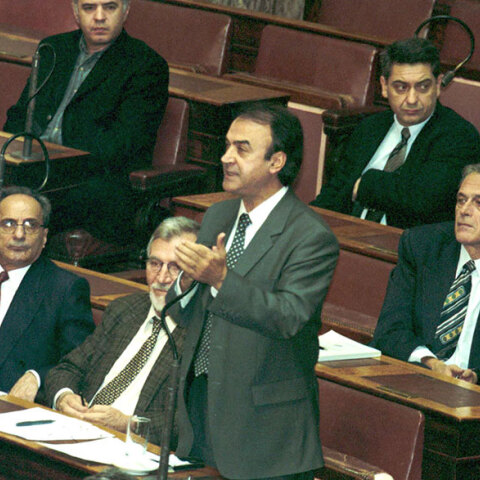 Ο Δημήτρης Τσοβόλας στη Βουλή ως πρόεδρος του ΔΗΚΚΙ το 1999