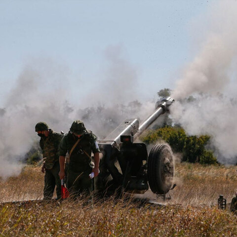 Ρωσόφωνοι αυτονομιστές στο Ντόνετσκ στην Ανατολική Ουκρανία βομβαρδίζουν στόχο