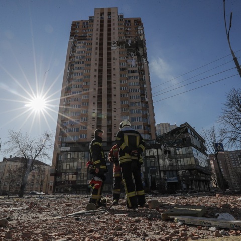 Πόλεμος στην Ουκρανία: Πυροσβέστες σε βομβαρδισμένο δρόμο στο Κίεβο