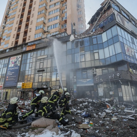 Πόλεμος στην Ουκρανία: Πυροσβέστες επιχειρούν στην κατάσβεση φωτιάς σε πολυκατοικία που επλήγη από τους βομβαρδισμούς