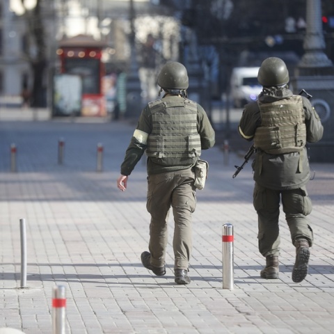 Πόλεμος στην Ουκρανία: Ουκρανοί στρατιώτες στους δρόμους του Κιέβου